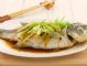 清蒸鲈鱼时，先淋热油还是先淋豉油？用对了方法，鱼肉鲜嫩好吃